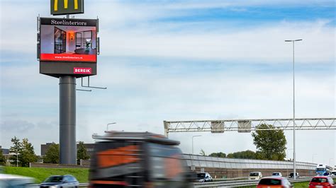 Snelwegreclame langs de A15 .